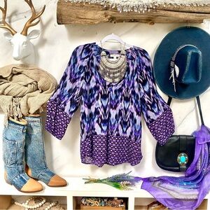 Purple lovers enchanting boho v-neck blouse w Gypsy southwestern vibe